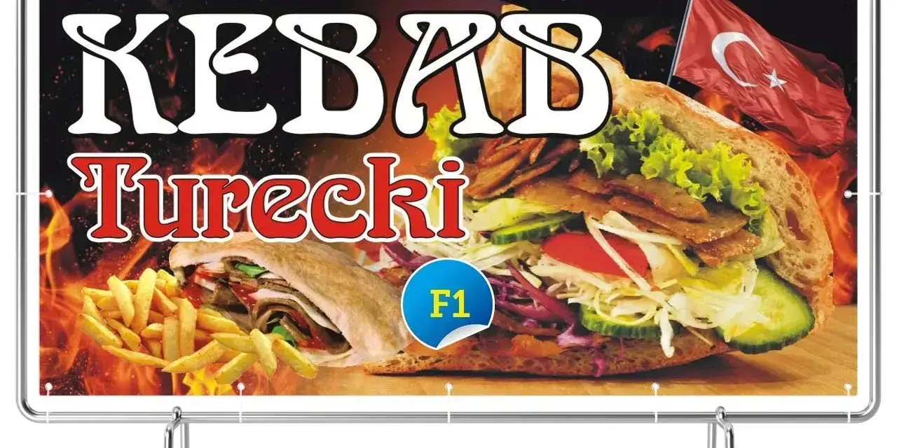 Kebab turecki z frytkami i flagą Turcji na tle płomieni.