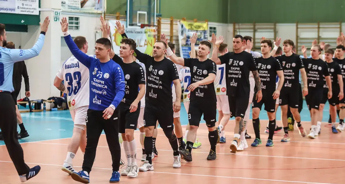 Drużyna piłkarzy ręcznych SKPR Świdnica, w tym adam chmiel, pozdrawia kibiców po meczu.