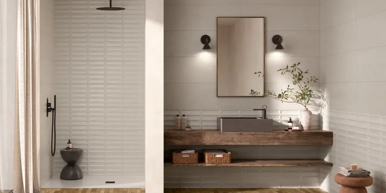 Aménagement salle de bain moderne avec douche à l'italienne, meuble vasque en bois flotté et sol en parquet.