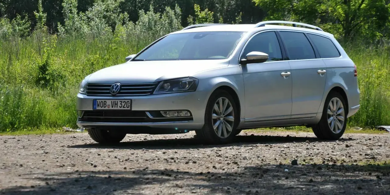 Silberner VW Passat Variant, 2.0 TDI mit 177 PS, steht auf Schotterweg. Mögliche Probleme mit dem Motor sind ein Thema.