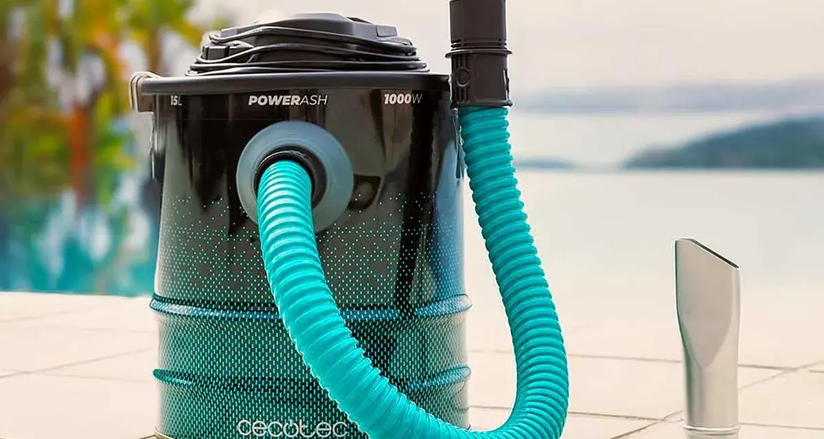 Aspirateur à cendres avec tuyau bleu et embout argenté, près d'une piscine.