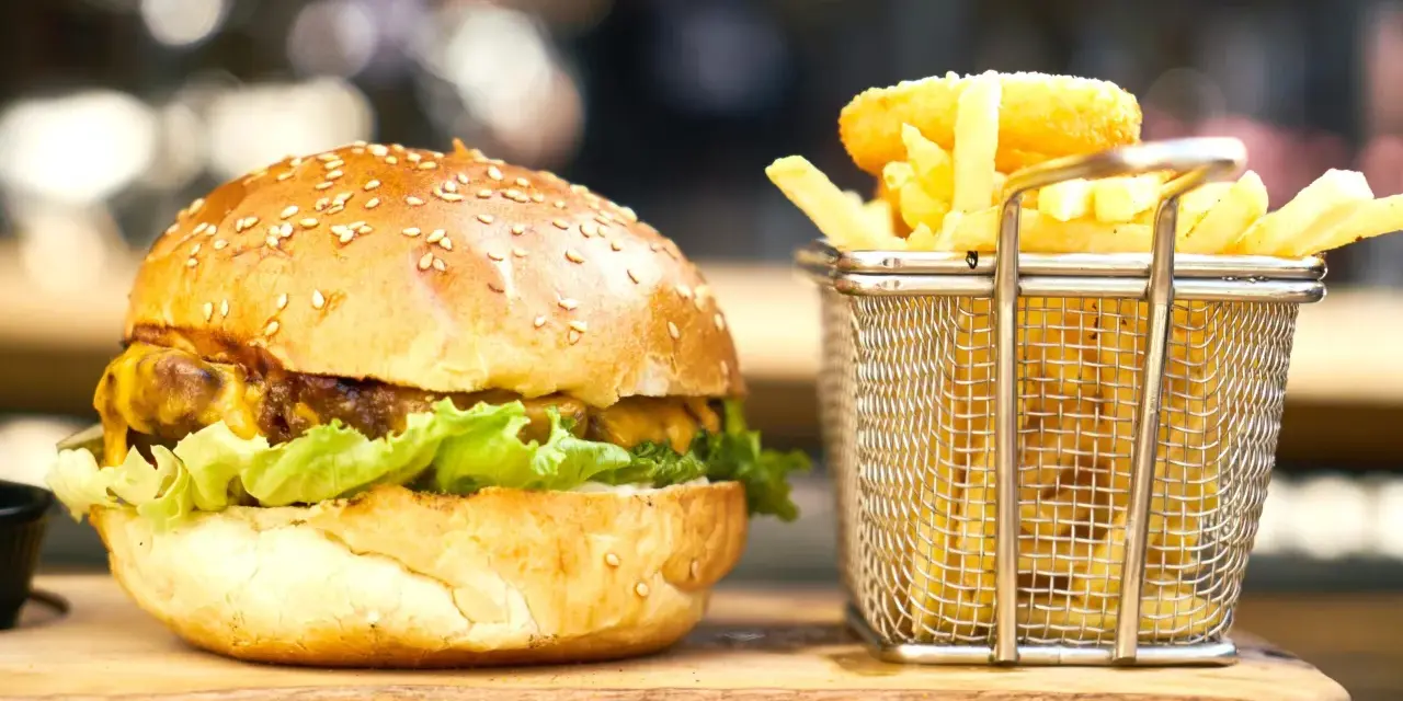 Soczysty burger z dorsza: Koniec z suchą rybą! Przepis Błażeja.