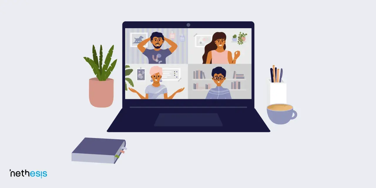 Un incontro da remoto con quattro persone in videochiamata su un laptop. Sullo sfondo, una pianta, una tazza di caffè e un quaderno.