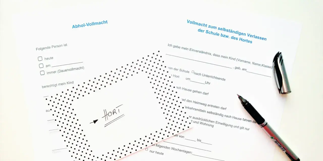 Vollmacht zum Abholen des Kindes vom Hort. Ein Stift liegt auf dem Formular.