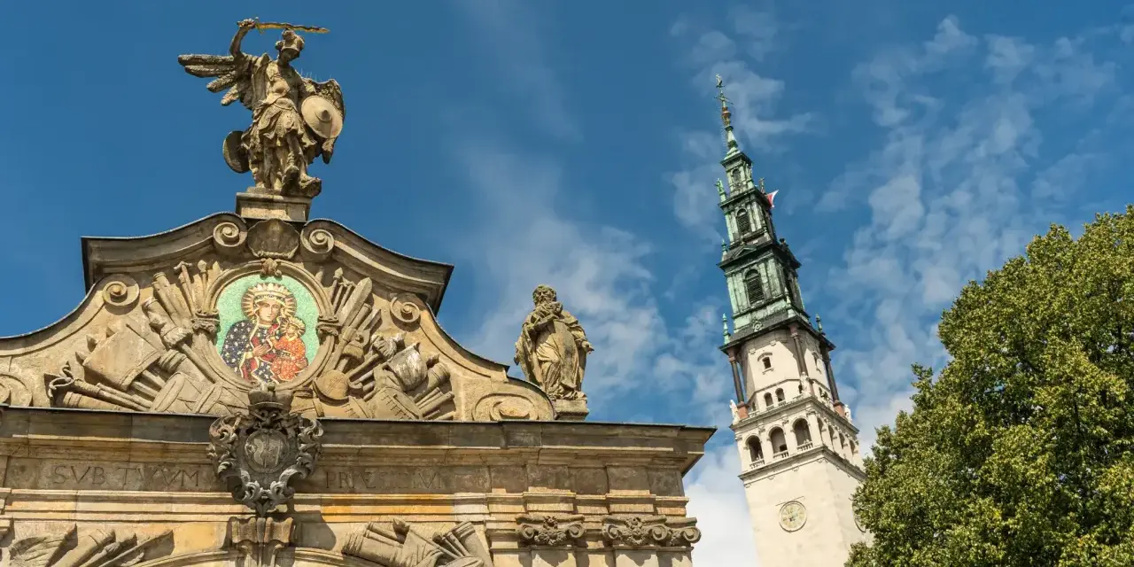 Brama klasztoru ojców paulinów Jasna Góra z mozaiką Matki Boskiej i wieżą.