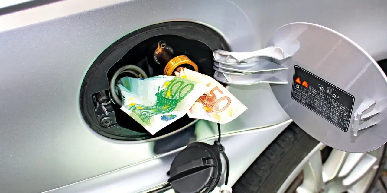 Soldi nel serbatoio: quanto spesso andare a benzina con il GPL? Le banconote indicano il costo elevato.