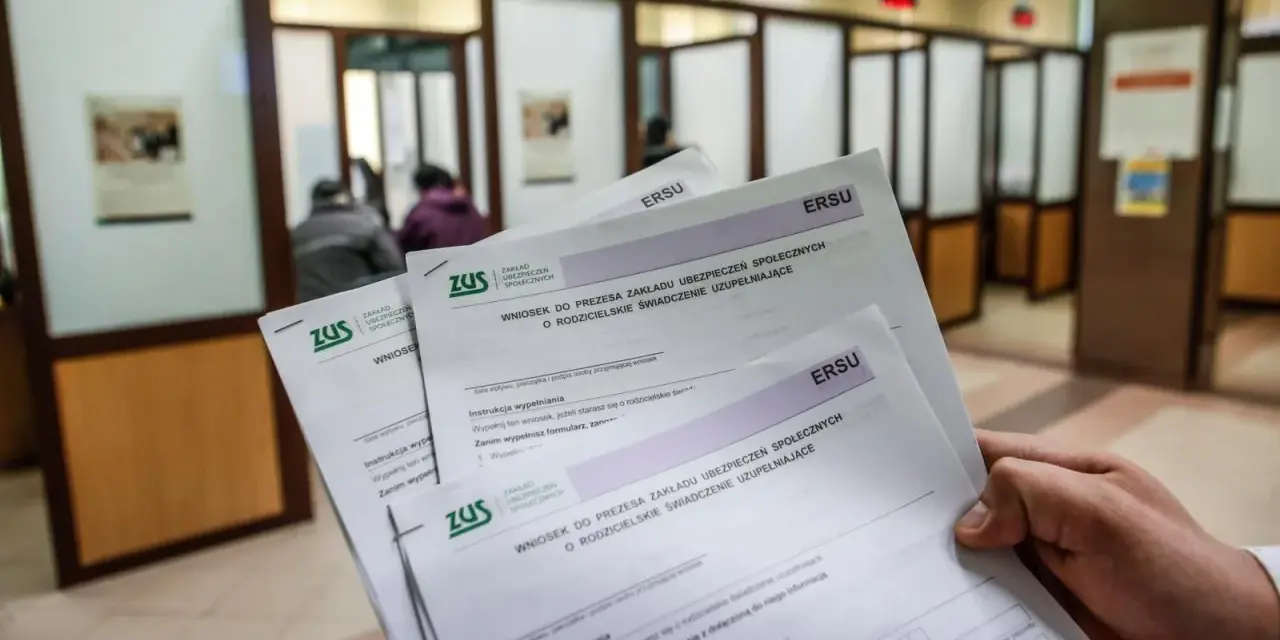 Dłoń trzyma dokumenty ZUS dotyczące wniosku o rodzicielskie świadczenie uzupełniające. To może być krok w kierunku ponownego przeliczenia emerytury ze względu na długość życia.