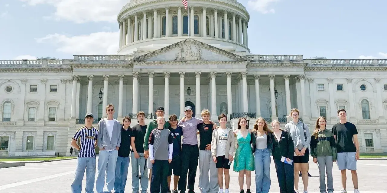 Jugendreise USA: Eine Gruppe Jugendlicher steht vor dem Kapitol in Washington D.C. und genießt die Reise.