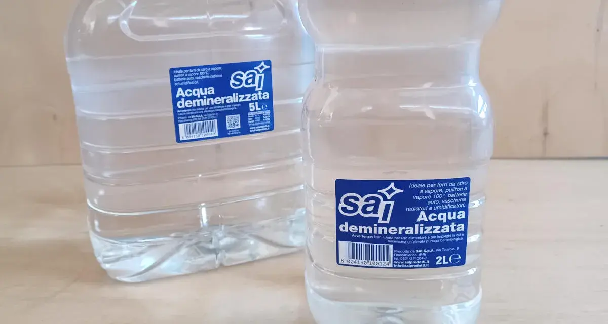 Due bottiglie di acqua demineralizzata, ideale per ferri da stiro e umidificatori.