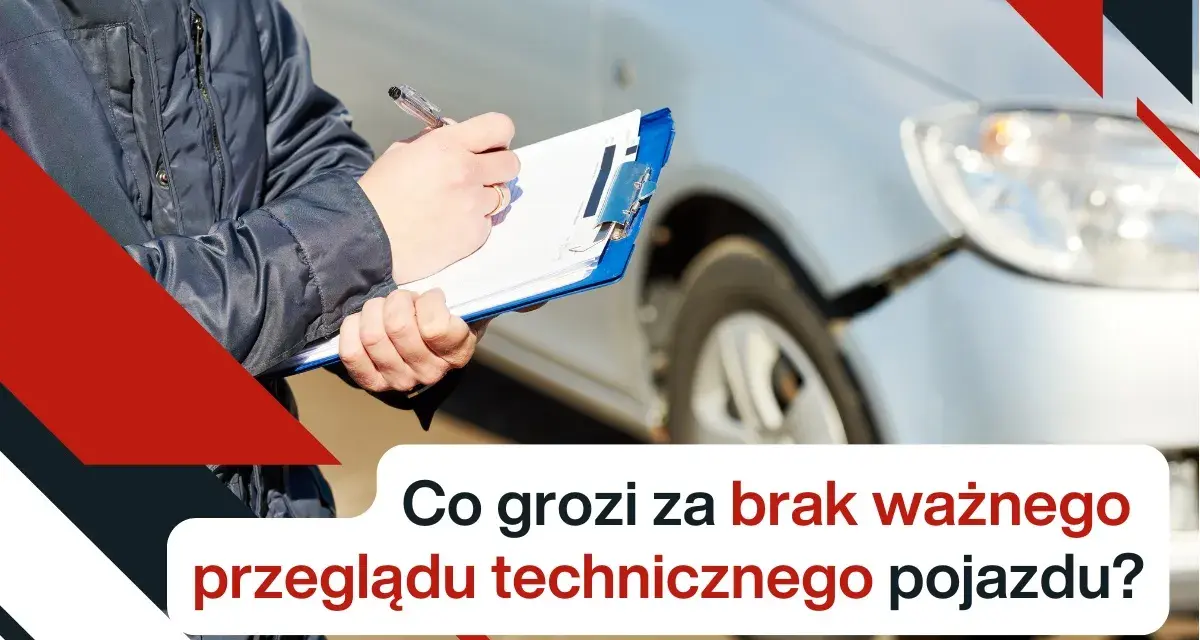 Osoba z notatnikiem obok uszkodzonego samochodu. Co grozi za brak ważnego przeglądu technicznego pojazdu?