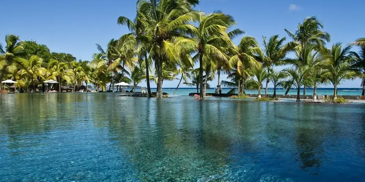 Luksusowy basen z palmami w tle, idealne miejsce na wakacje na Mauritiusie w lutym.