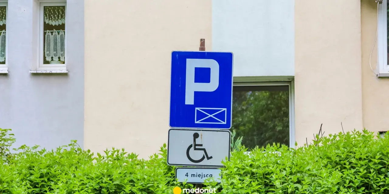 Znak parkingowy dla niepełnosprawnych. Orzeczenie o niepełnosprawności daje dostęp do takich miejsc.