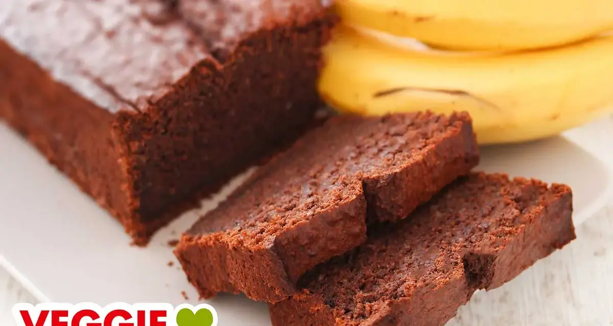 Saftiger schoko bananen kuchen vegan, daneben ein paar reife Bananen. Perfekt für Naschkatzen!