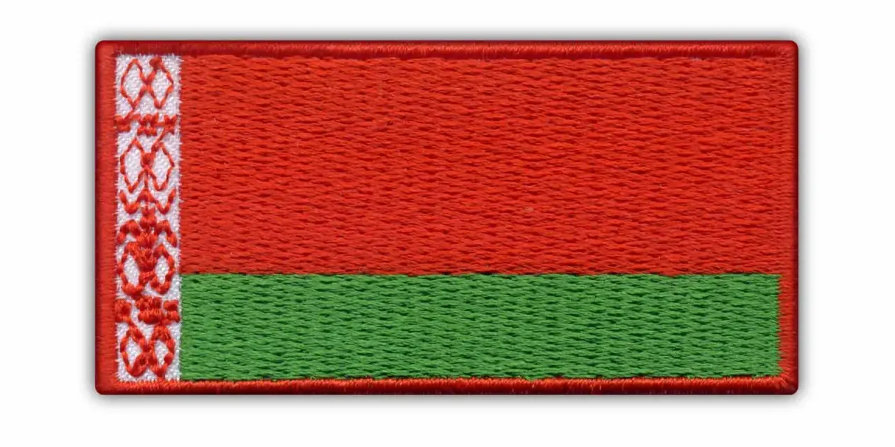 Naszywka z flagą Białorusi. Czerwony pas na górze, zielony na dole, a po lewej stronie biało-czerwony wzór.
