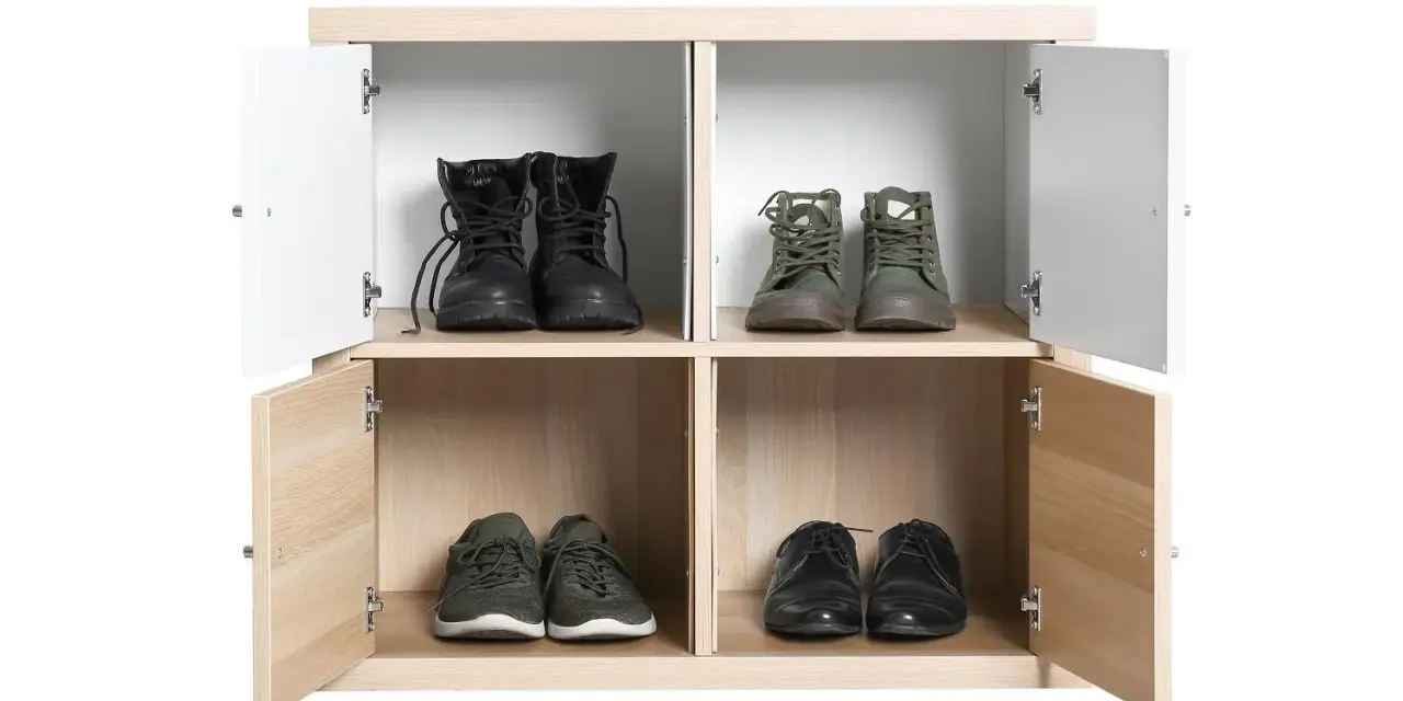 Scarpiera fai da te con quattro vani. In alto: stivali neri e scarponcini verdi. In basso: sneakers verdi e scarpe eleganti nere.