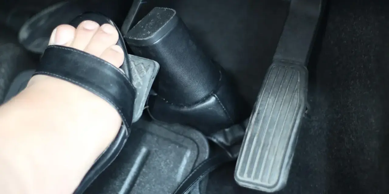 Stopa w sandałku na wysokim obcasie naciska pedał, ale gdzie jest sprzęgło?