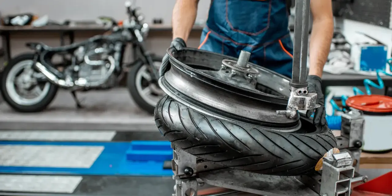 Ciśnienie w oponach motocykla: Jak unikać błędów i jeździć bezpiecznie?