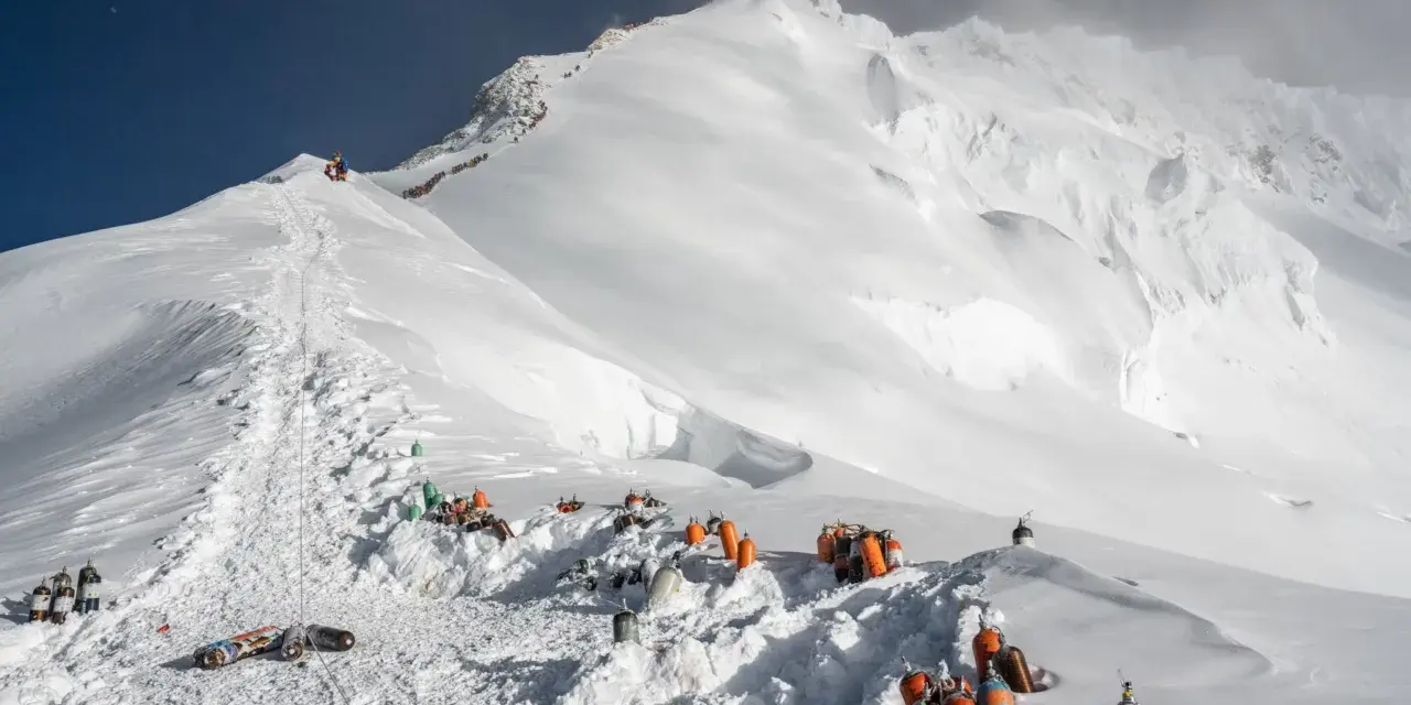 Everest: la montagna più alta, sfide, costi e segreti