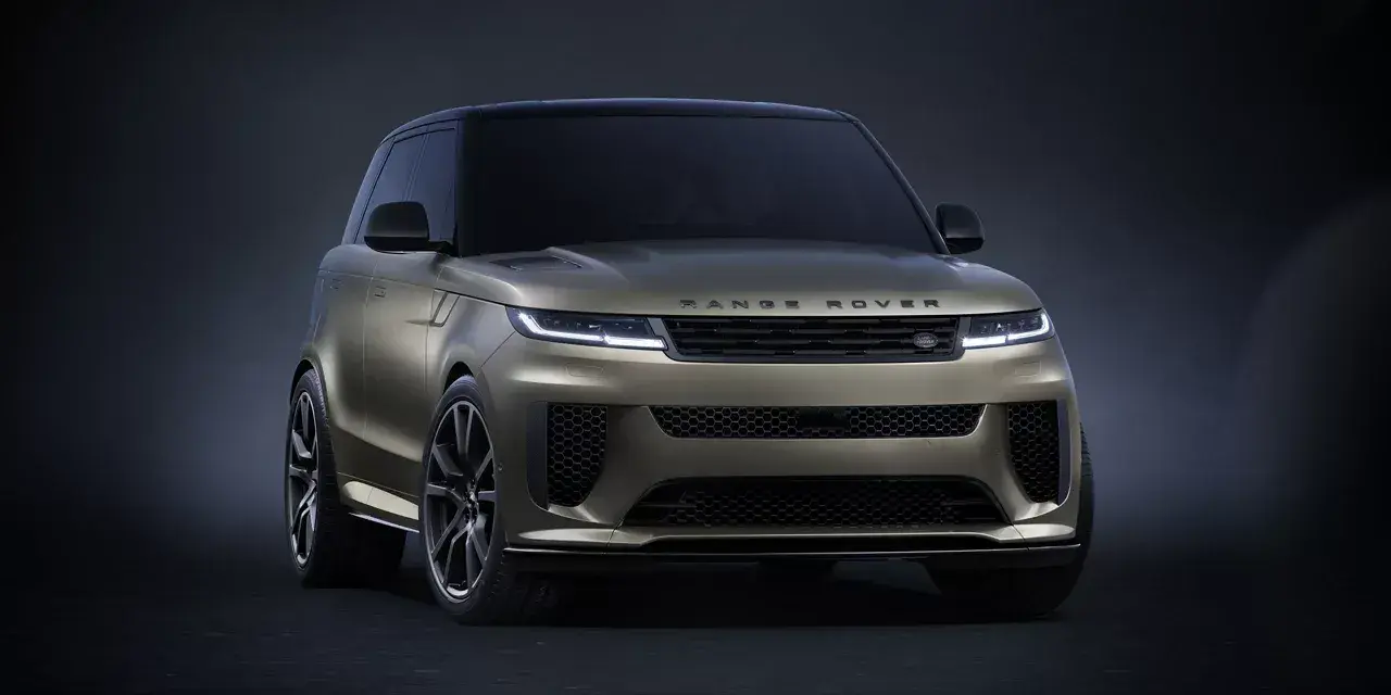 Range Rover Sport color oro con cerchi da 22 pollici originali, un'eleganza sportiva che cattura lo sguardo.