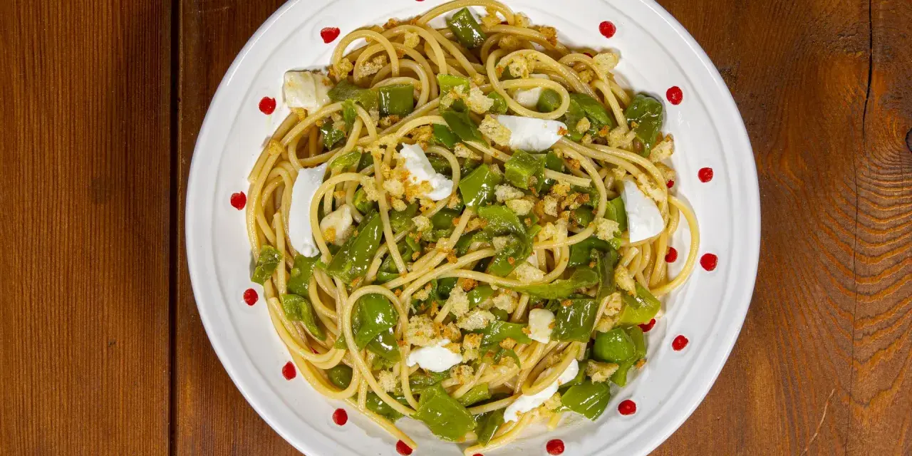 Spaghetti con friggitelli, mozzarella e pangrattato croccante. Un piatto semplice e gustoso, perfetto per un pranzo veloce.