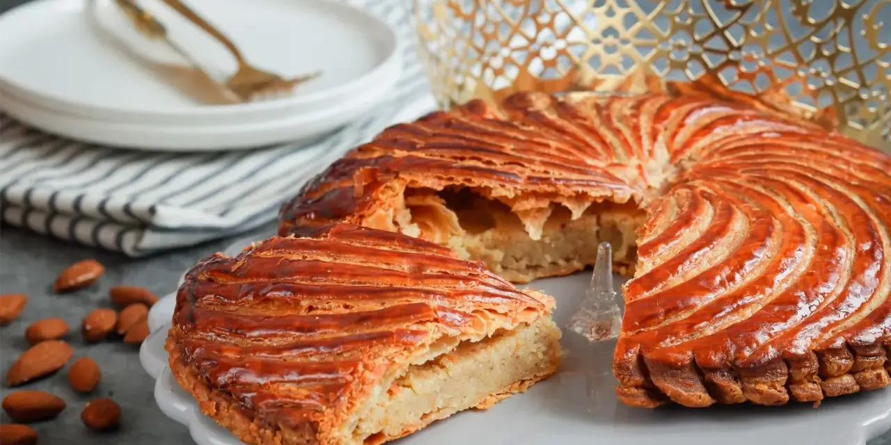 En Francia hay reyes magos, celebrados con esta deliciosa galette des rois, coronada con una dorada corona.