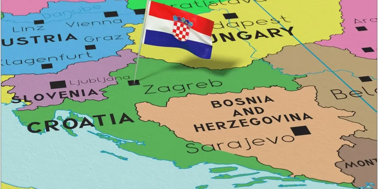 Mapa Europy Środkowej z zaznaczoną Chorwacją i jej flagą. Gdzie leży Chorwacja? Między Słowenią, Węgrami a Bośnią i Hercegowiną.