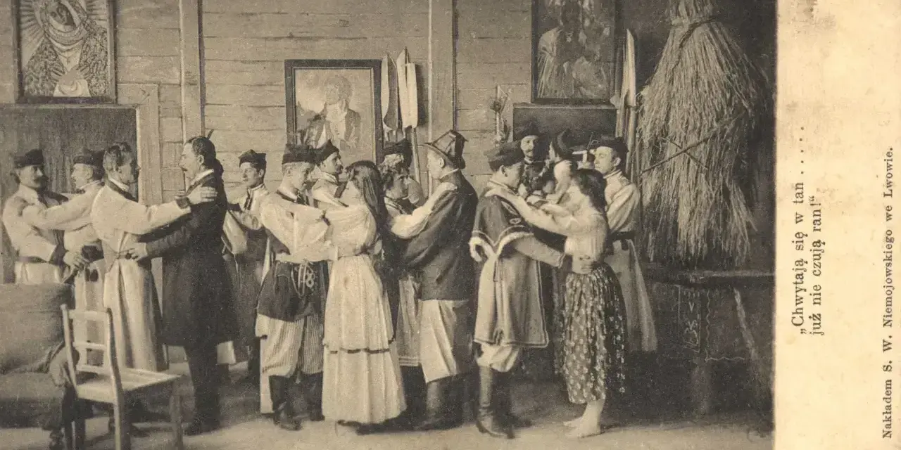 Wesele w Bronowicach. Ludzie w tradycyjnych strojach tańczą w izbie, w tle obrazy i słomiana postać.