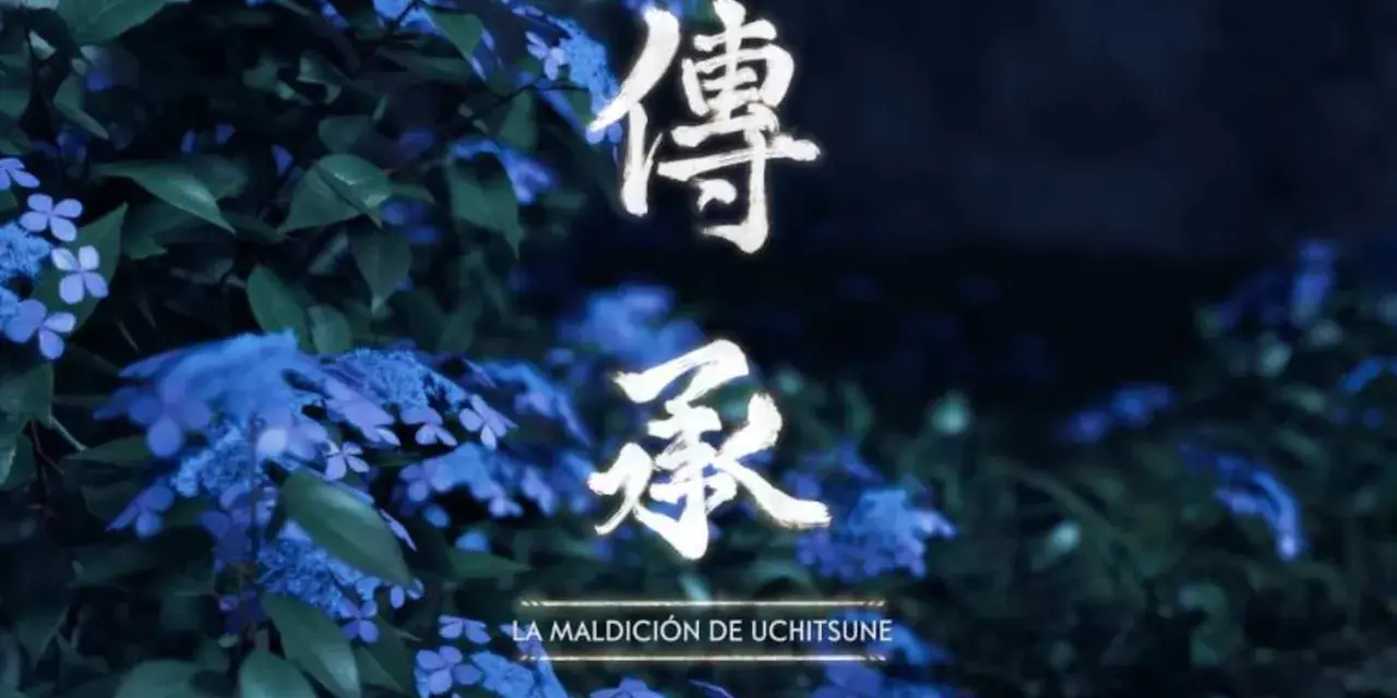 Flores azules y verdes rodeando kanjis blancos. Debajo, el texto "LA MALDICIÓN DE UCHITSUNE" evoca un misterio ancestral.