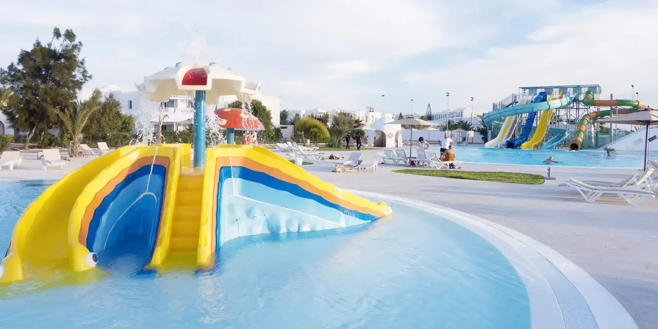 Kolorowy hotel z parkiem wodnym dla dzieci oferuje mnóstwo atrakcji, w tym zjeżdżalnie i baseny.