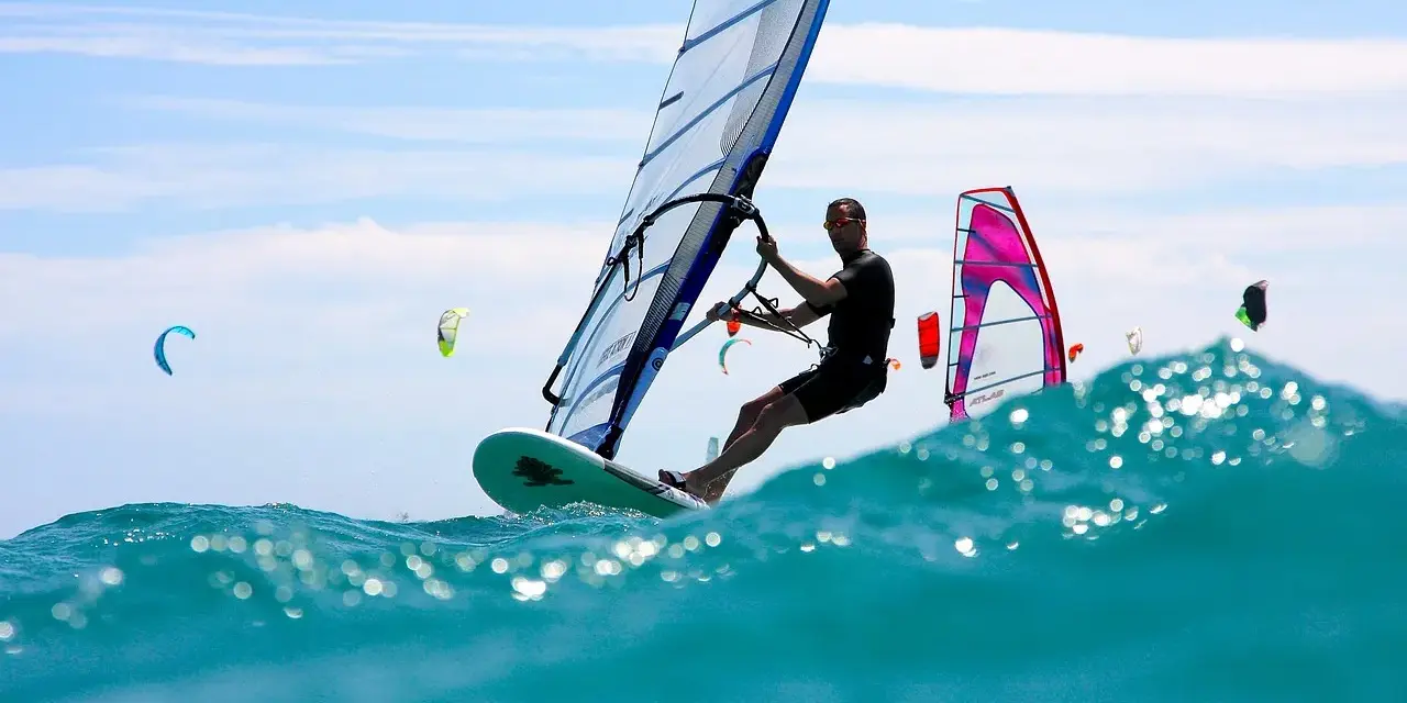 Jak dobrać żagiel do windsurfingu? Uniknij 5 błędów!