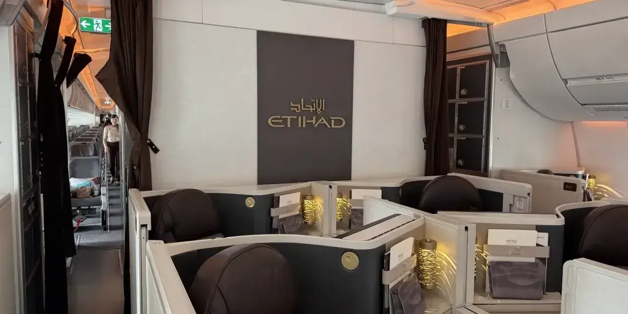 Luksusowe fotele w klasie biznes Etihad Airways. Pozytywne etihad airways opinie potwierdza ten widok.