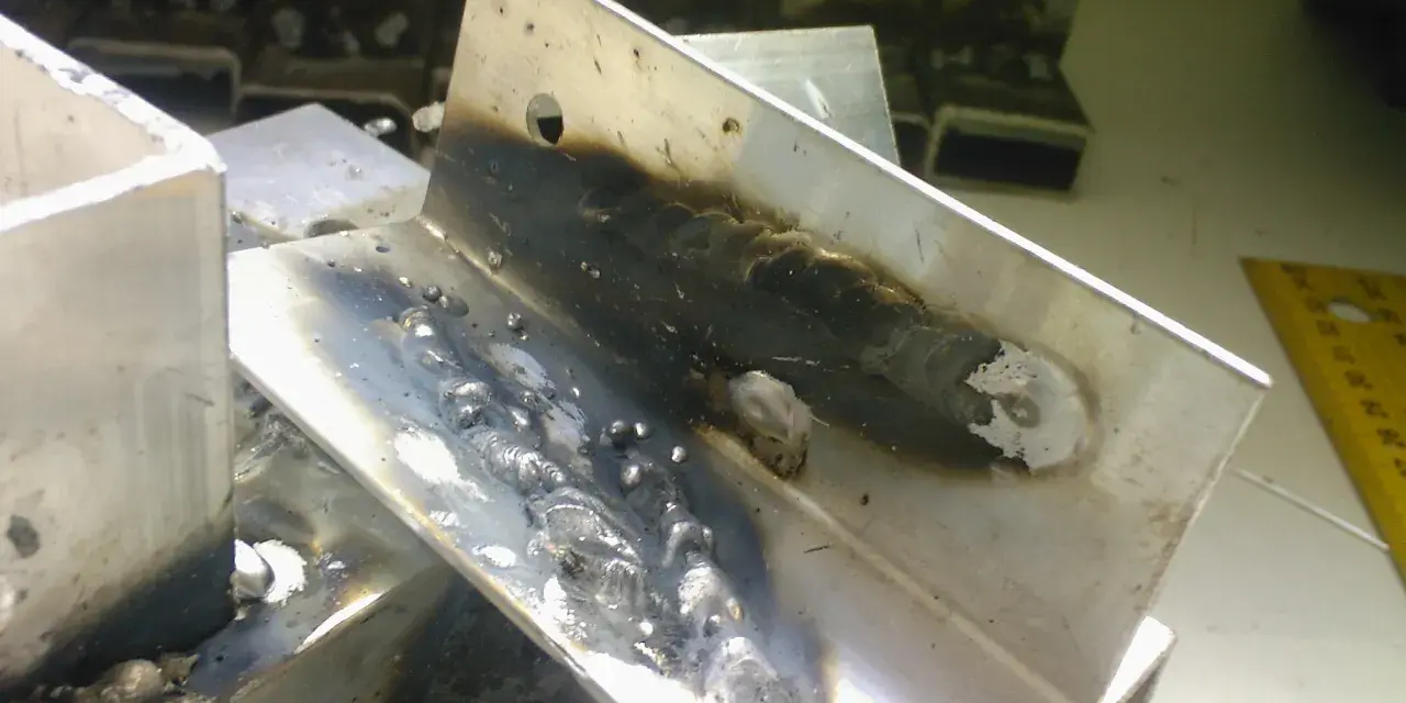 Fragmenty aluminium po spawaniu migomatem. Widoczne ślady spoin i nalot.