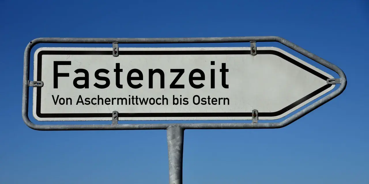 Wegweiser "Fastenzeit" mit der Angabe "Von Aschermittwoch bis Ostern".
