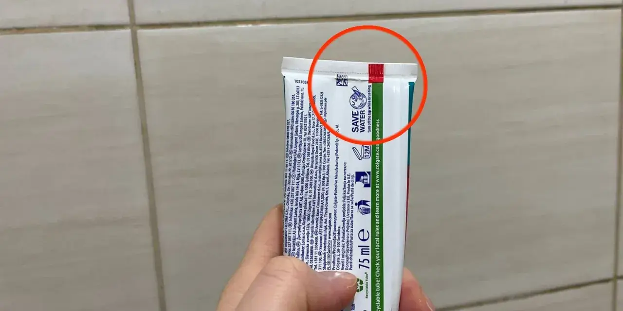 Oznaczenia past do zębów na tubce Colgate. Czerwone kółko podkreśla górną część opakowania.