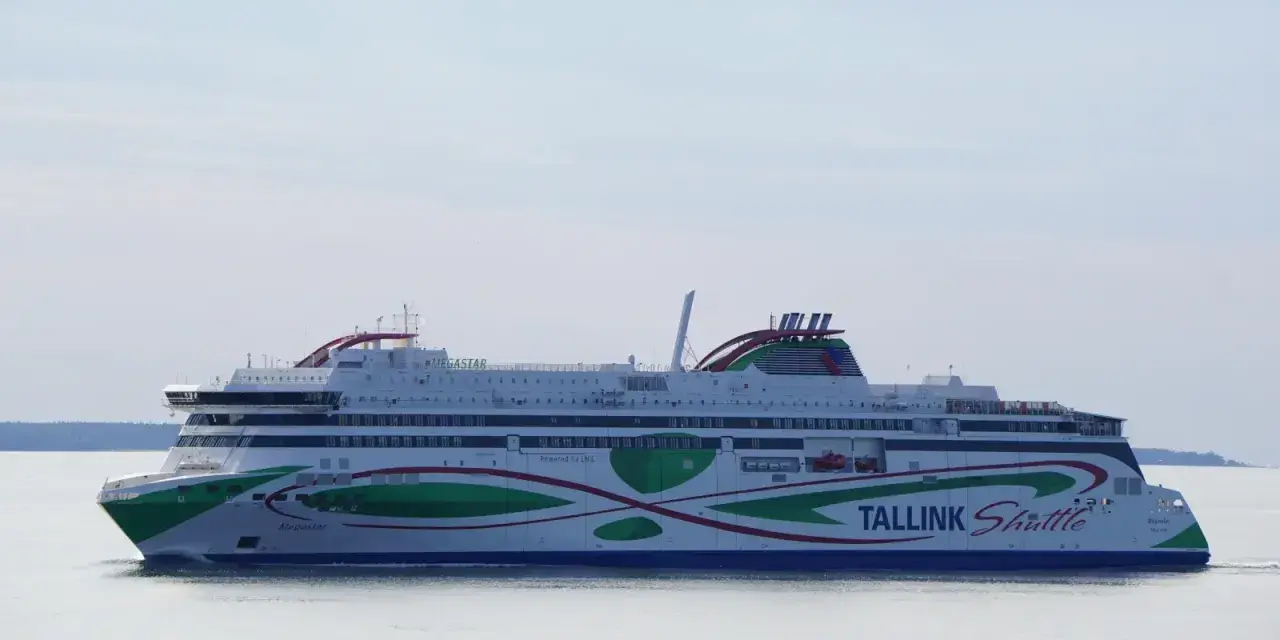 Prom Tallink Shuttle "Megastar" płynie po Bałtyku, łącząc Tallin z Helsinkami.