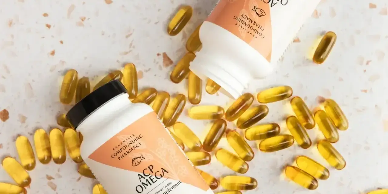 Dwie butelki i rozsypane kapsułki suplementu ACP Omega, zawierającego kwasy omega 3.