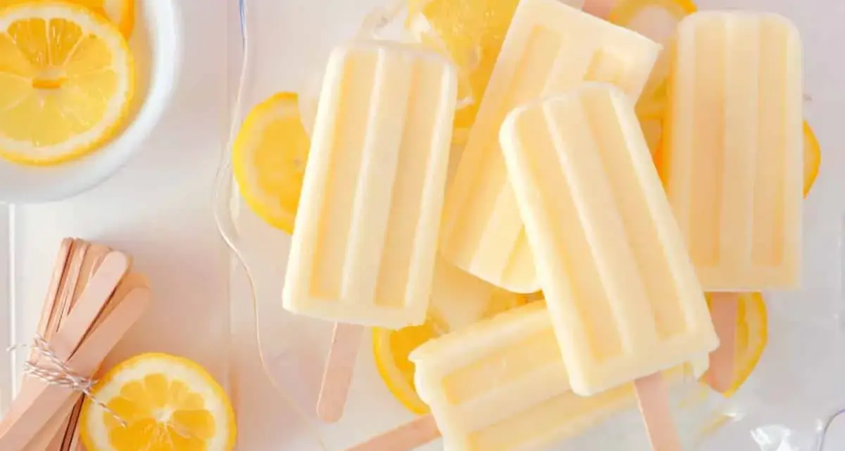 Erfrischendes Zitronen Wassereis selber machen ist einfach! Hier sind cremige Eis am Stiel mit frischen Zitronenscheiben.
