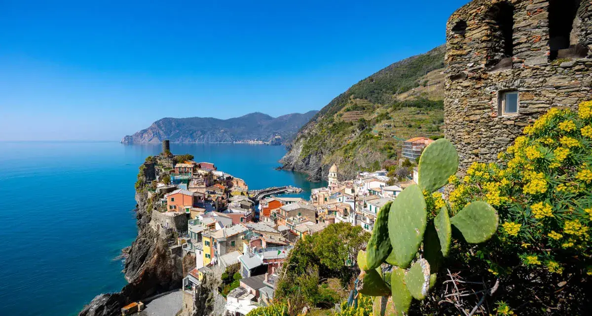 Kolorowe domy Cinque Terre na klifie, idealne miejsce na zwiedzanie. Widok na morze i góry.