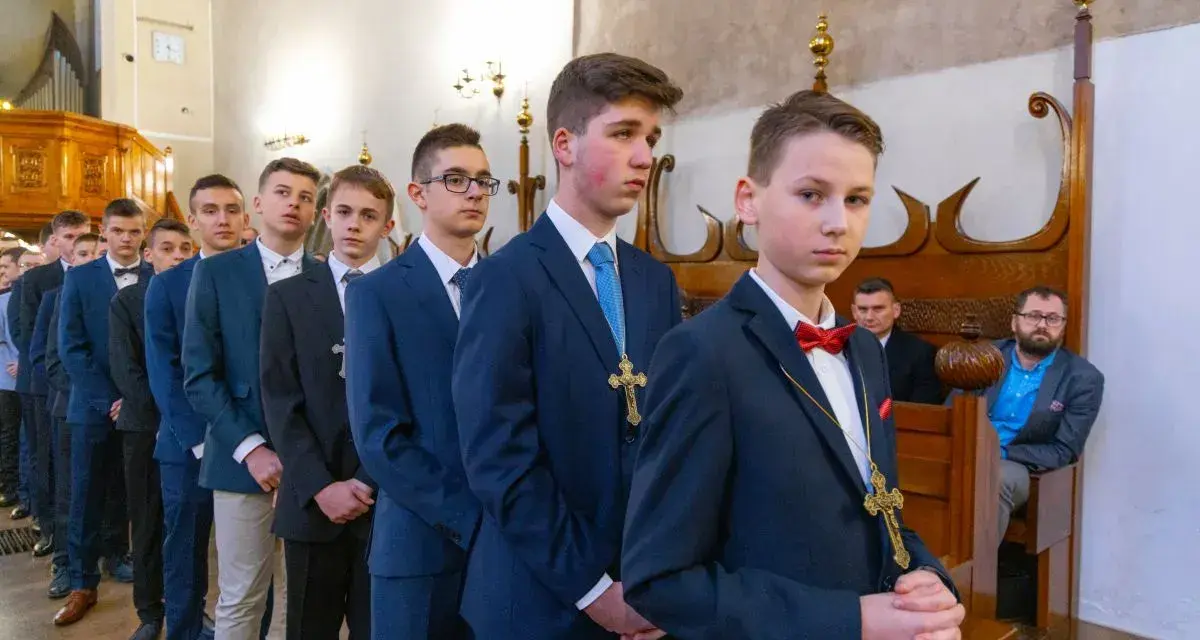 Chłopcy w garniturach, gotowi na bierzmowanie. Elegancki strój na bierzmowanie dla świadka i jego kolegów.