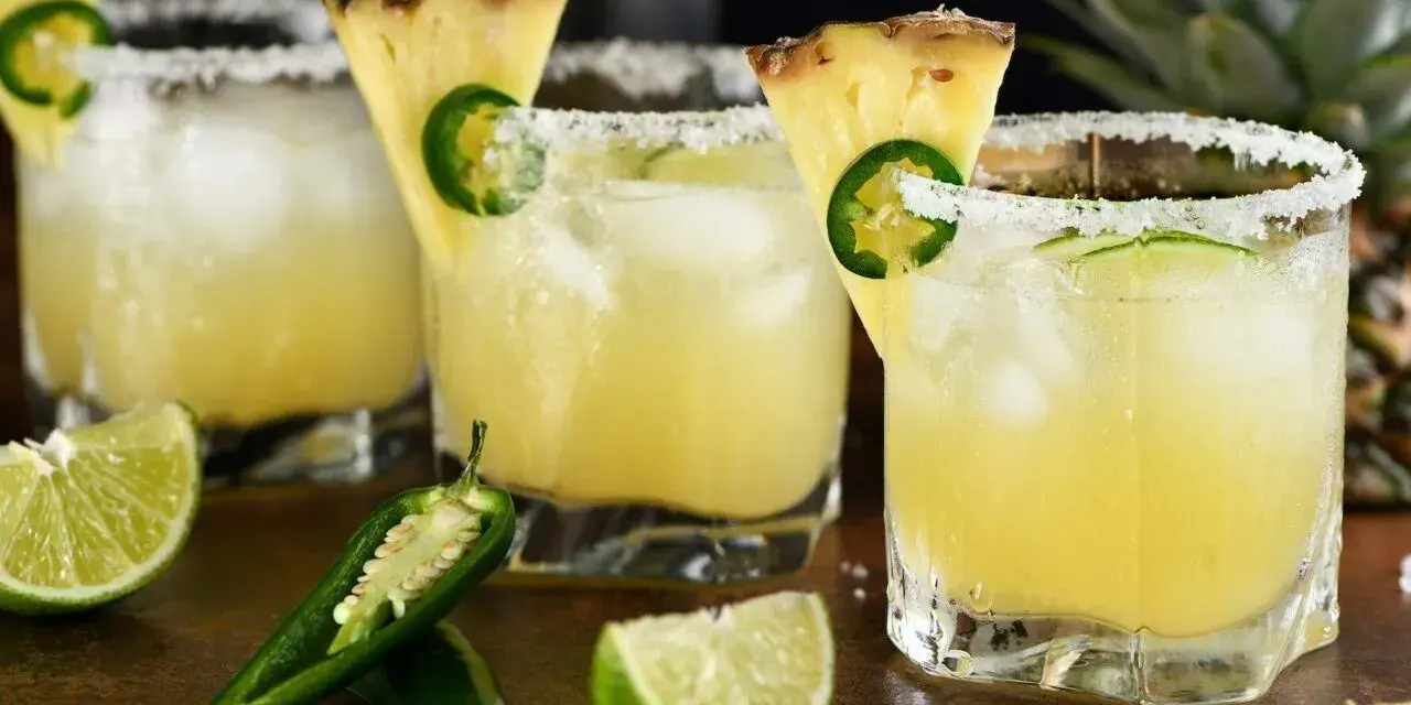Orzeźwiający drink z coroną, ananasem i jalapeño, z solą na brzegu szklanki. Idealny na upalne dni.
