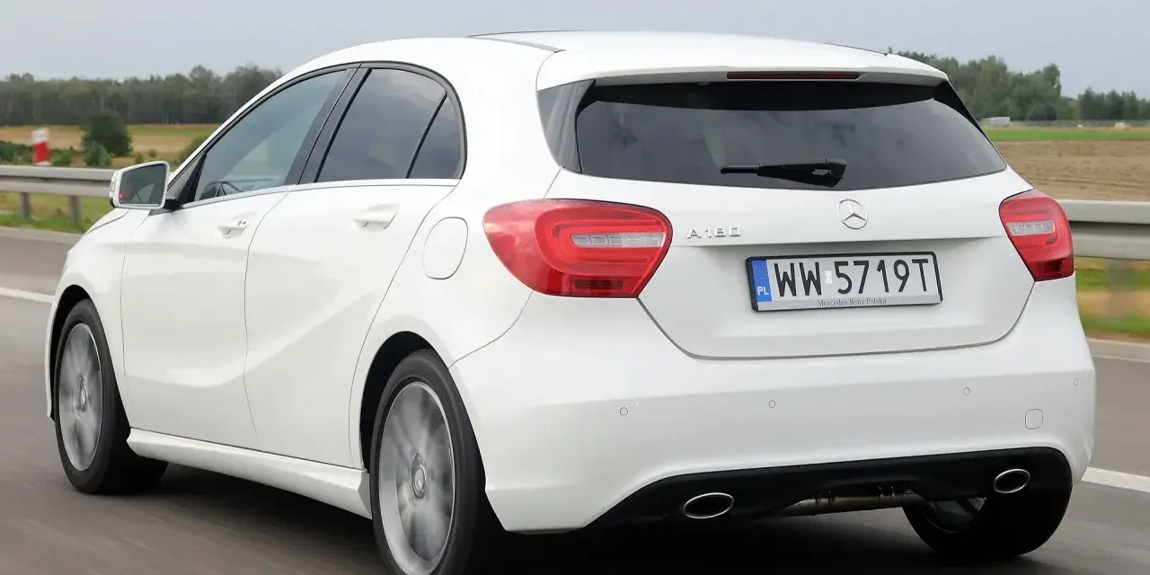 Biała Mercedes A-klasa w ruchu. Mechanicy chwalą jego niezawodność i komfort jazdy.