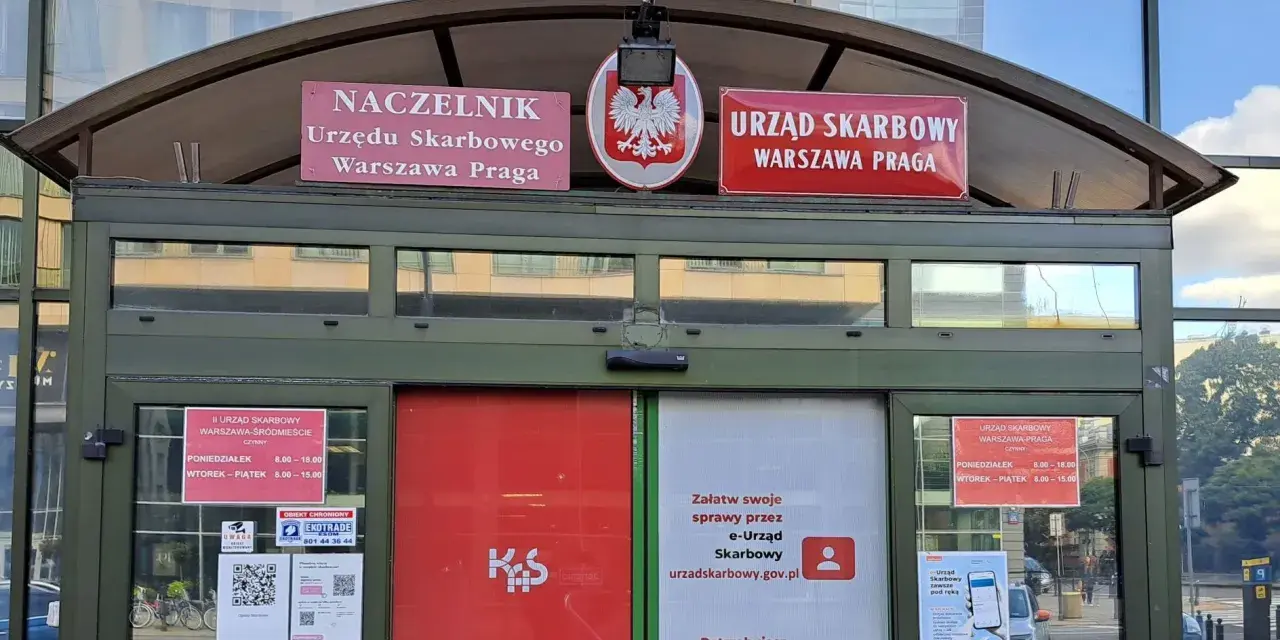 Urzędy Skarbowe w Warszawie Pradze i Śródmieściu. Choć nie widać, ile zarabia naczelnik urzędu skarbowego, to godziny otwarcia są jasne.