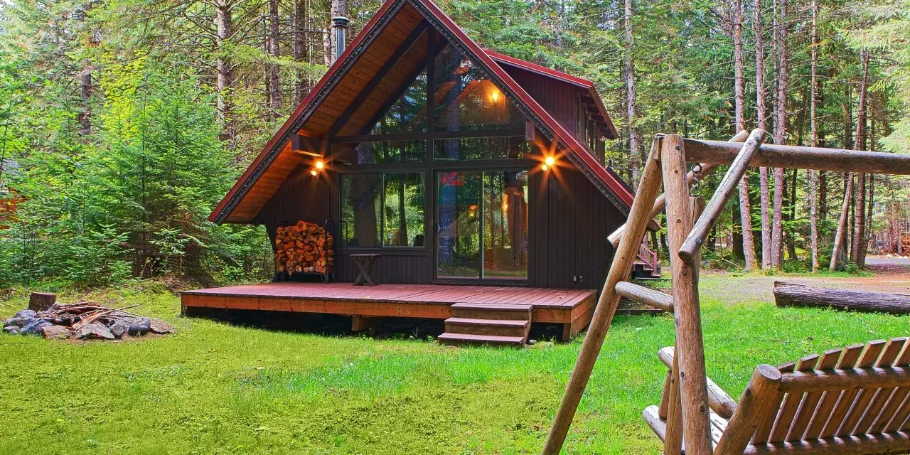 Luksusowy domek na Kaszubach w otoczeniu lasu. Drewniana huśtawka i miejsce na ognisko zapraszają do relaksu.