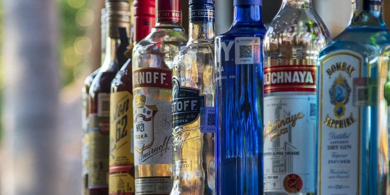 Rząd butelek alkoholu, w tym Smirnoff i Bombay Sapphire, sugeruje ceny alkoholu na Cyprze.