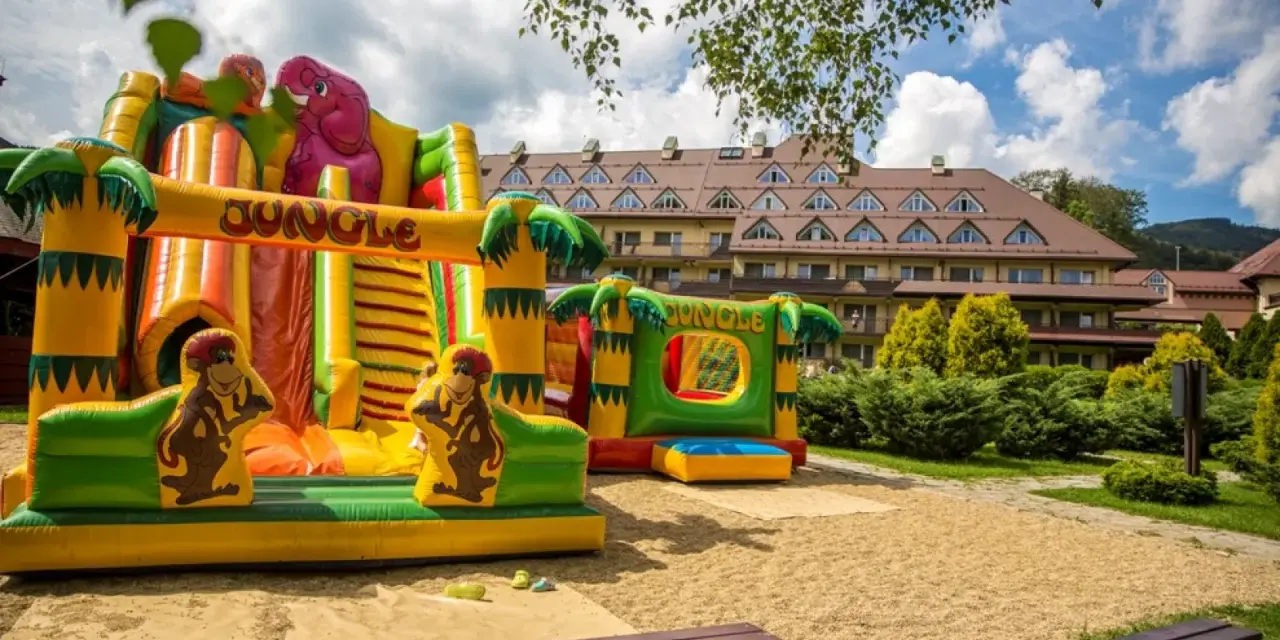 Kolorowy dmuchany plac zabaw "Jungle" przed hotelem, idealny dla dzieci.