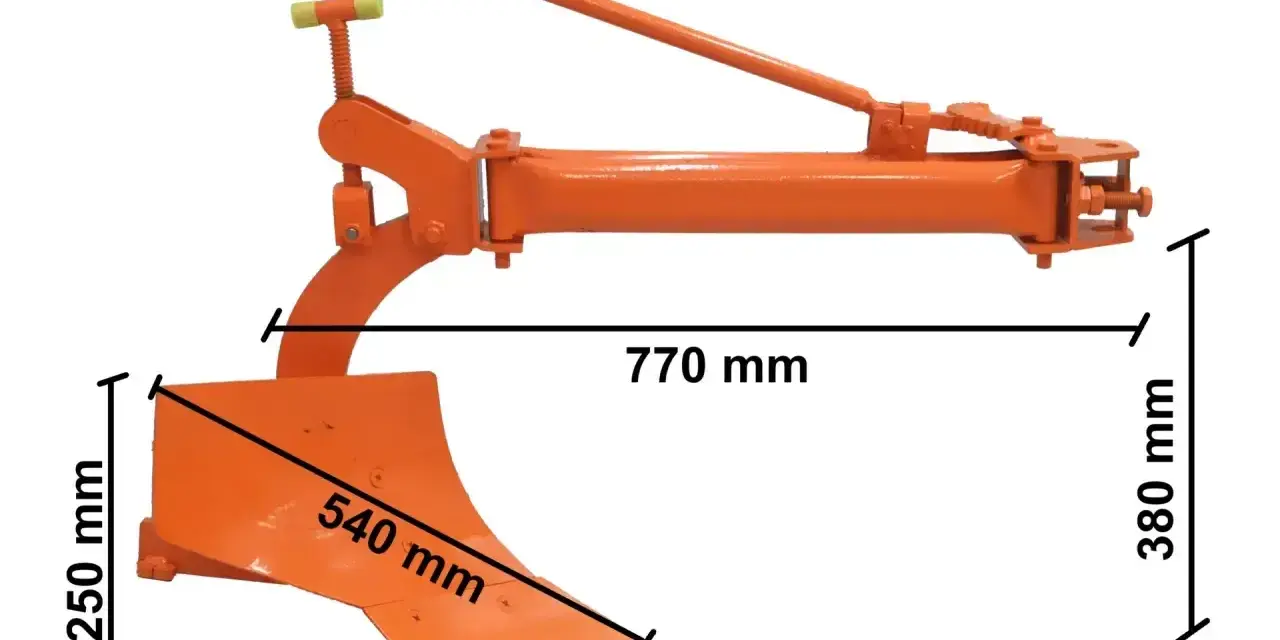 Pomarańczowy pług do orania z widocznymi wymiarami: 770 mm długości, 380 mm wysokości i 250 mm głębokości roboczej.