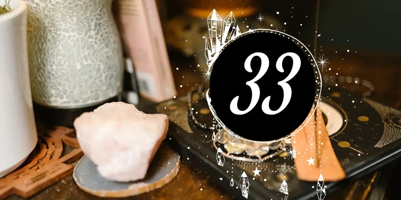 Numerologia 33 w związku to klucz do głębokiego połączenia. Kryształy i magiczne symbole otaczają liczbę 33.