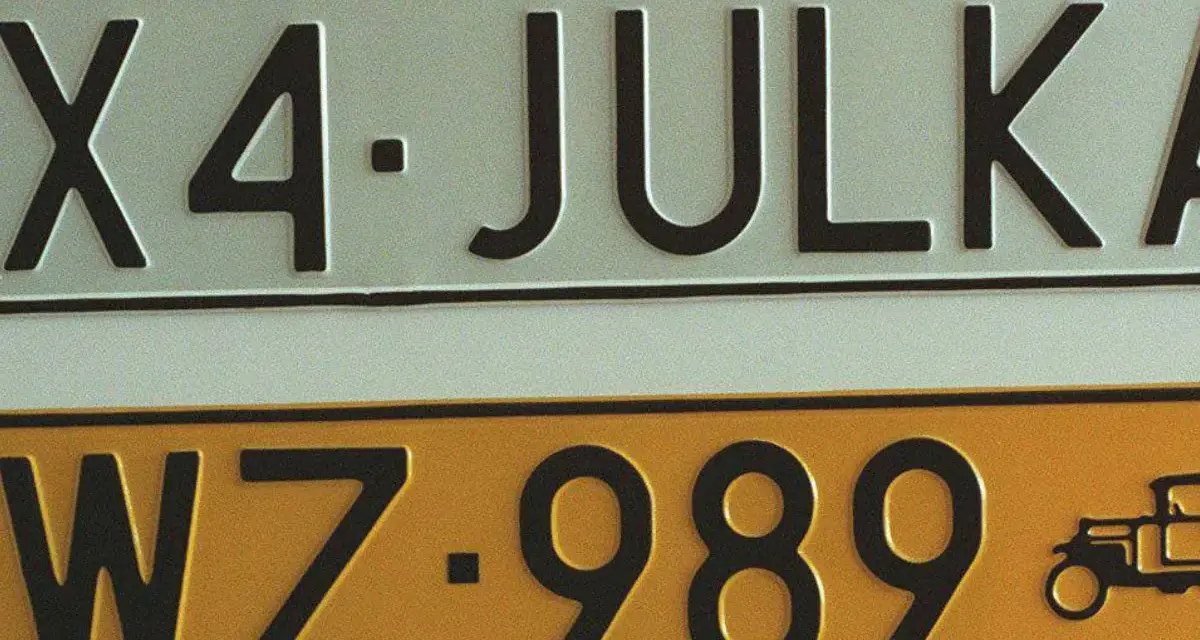 Tablice rejestracyjne: X4-JULKA i WZ-989. Wz rejestracja z numerem 989 i symbolem pojazdu.