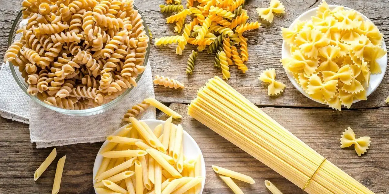 Różne rodzaje makaronu: fusilli, penne, farfalle i spaghetti. Czy semolina to tylko mąka? Nie, to baza do pysznych dań!