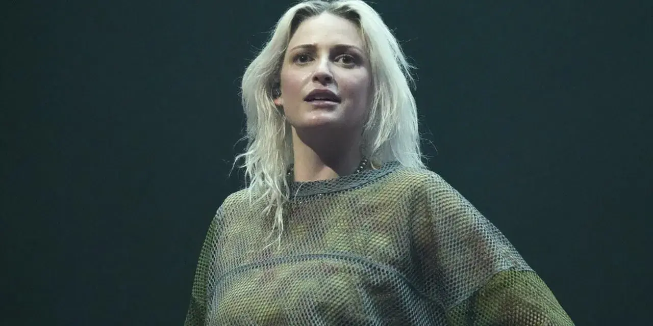 Blond wokalistka na scenie, czyżby nowy wokalista Linkin Park?
